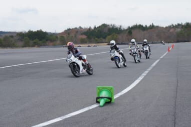 こちらは2014年 ST600チャンピオン 小林龍太インストラクターが引っ張ります。