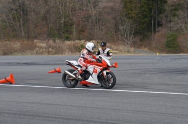 CBR250R講習　第1回目の担当は、小山知良インストラクター。
ロードレース世界選手権・全日本ロードレース選手権・Asiaロードレース選手権で培ったライディングを子供達に伝授。