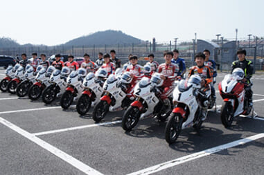 本田技研工業（株）様のご協力により、CBR150RからCBR250Rへのステップアップ講習も可能となり、今季は１７名のライダー育成を目指します！