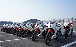 本田技研工業(株)様のご協力により、CBR150RからCBR250Rへのステップアップ講習も可能となり、今季は17名のライダー育成を目指します!