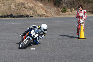 第1回目は、坂田校長も新規生へのアドバイスためCBR150Rクラスを指導。アカデミーでは、MotoGP解説では見られない?厳しい顔です。 リスクのあるスポーツなので、コースに入ったときは、より厳しい指導が求められます。子供たちのキリッと引き締まる顔が印象的。