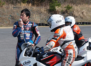 小林インストラクター:優しく分かりやすい指導に定評あり!
坂田校長とも相談しながら、生徒一人一人 個別に必要な課題や宿題を出してくれます。