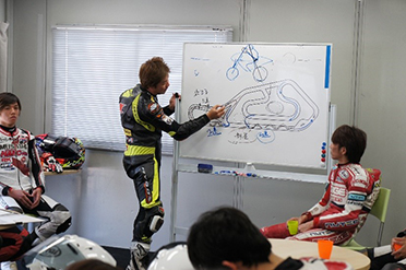 武田雄一インストラクター:コース図でギアチェンジ・ブレーキのタイミングなどアドバイス。
実際に走行しタンデムでより分かりやすく解説