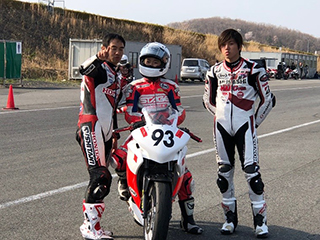 第1回CBR250R講師は、MotoGPやTalent Cupの合間をぬって来てくれた特別講師の青山博一氏
アカデミー年間インストラクター:全日本ロードレース選手権 現役ライダーの水野涼選手。
