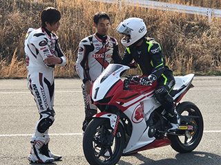 第１回CBR250R講師は、MotoGPやTalent Cupの合間をぬって来てくれた特別講師の青山博一氏
アカデミー年間インストラクター：全日本ロードレース選手権　現役ライダーの水野涼選手。