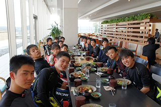 今年もツインリンクもてぎのご協力で、落ち着いたホテル内での昼食タイム。