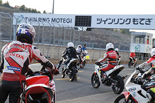 ロードコース走行
ピットイン・ピットアウトなどサーキット走行のルールも学びます。
フラッグを理解しているか、インストラクターからの抜き打ちテストもありますよ?
理解していないと走行中に慌ててしまいます。
必ずサーキット走行やレース前には、フラッグを再確認しましょう!
