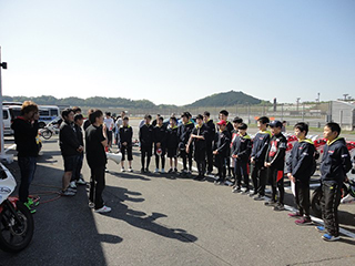 8:30集合、全体でミーティング後、ストレッチで充分に体をほぐしライディングに備えます