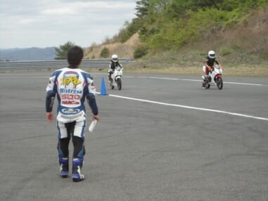 南コースにて、150クラスと250クラスに分かれての走行練習、走行前に諸注意・アドバイスがあります
150クラスは小林イントラと武田イントラ、榎戸イントラが指導 250クラスは名越イントラの指導