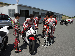坂田校長は、150と250を乗り換えての、クラスごとの指導です