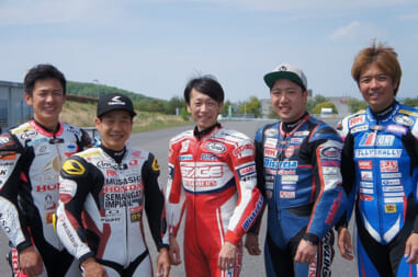 ◆ 5/11日(土) 5/12日(日) インストラクター 左から
岩田 悟インストラクター 小山知良インストラクター 坂田和人校長兼インストラクター
小林龍太インストラクター 武田雄一インストラクター
合宿初日の朝にタイヤ交換。 親御さん達も子供達も一緒になって試行錯誤しながらのタイヤ交換です。