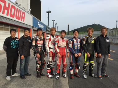 写真左から:名越健次氏:工藤広之メカニック:清成龍一インストラクター:水野涼インストラクター
坂田和人校長:小林龍太インストラクター:武田雄一インストラクター:坂田明彦メカニック
若手ライダー育成のため全員が頑張ってくれています。