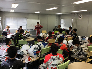 朝礼では、個々の課題や目標を明確にし、受講がスタートします。たまに坂田校長からフラッグや基本ルールの質問が飛び、生徒たちが“ひやり”とする場面も!