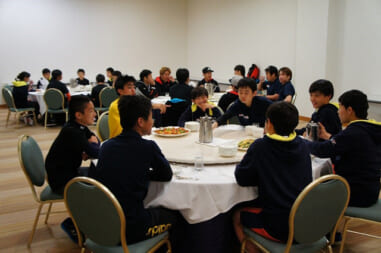 夕食 : ホテル地下1階 個室
ツインリンクもてぎ様のご協力でホテルに宿泊。
夜はインストラクター・メカニック・生徒 それぞれが楽しくゆっくりと過ごせました。
協力:(株)モビリティランド ツインリンクもてぎ 様