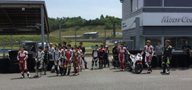 小林インストラクターのお手本走行でライディングフォームを確認中 ★坂田校長の解説つき