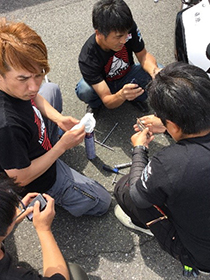 メカニック集合! 車両の不具合箇所をつきとめます。