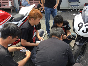 メカニック集合! 車両の不具合箇所をつきとめます。