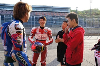 《特別編》 この日は懐かしい顔も! スポーツ走行後に、近況報告がてら挨拶に来てくれました。
田中風吾くん 川崎祥吾くん 岡部怜くん それぞれの環境で頑張っているようです。
インストラクターの皆さんも、教え子達が近況報告に来てくれると教える励みにもなりますね・・・
また 顔をだしてくれたら嬉しいです!
