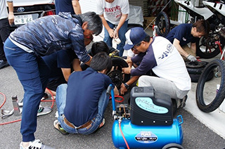 右往左往しながらタイヤ交換で大人組が汗をかいている間、アカデミー生は涼しい顔で体ほぐしのストレッチ(笑)