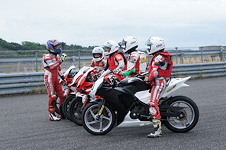 今回のスクールは250クラスを坂田校長と高橋巧インストラクターが担当。