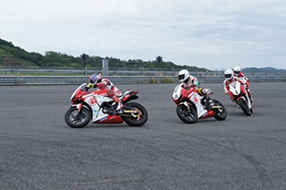 今回のスクールは250クラスを坂田校長と高橋巧インストラクターが担当。