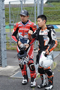 特別講師:高橋巧インストラクターにも積極的にアドバイスを受けに行く生徒。
トップライダーに直接のアドバイスを貰えるチャンスはなかなか無いですものね。