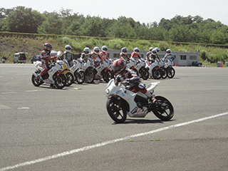 小林インストラクターのデモ走行を見せて解説