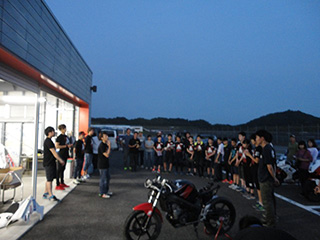 17時よりロードコースでの走行練習。終礼では、長い時間をかけて、親御さんにライディング状態の説明、今後についてディスカッションをして終了しました