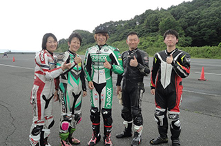 今回は1dayアカデミーを開催。左から小林和枝さん、嶋村綾子さん、長島哲太
インストラクター、三村和弘さん、吉澤竜哉君