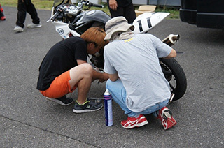 こちらは、車両に対して優しく整備?
メカニックさん達も汗を拭き拭き 暑い中、車両の整備を行ってくれています
