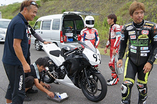 こちらは、車両に対して優しく整備?
メカニックさん達も汗を拭き拭き 暑い中、車両の整備を行ってくれています