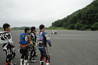 他のグループの走行を見て解説