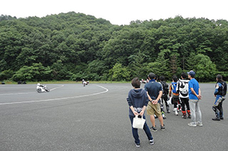親御さんも練習を近くで見学