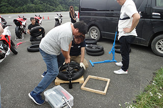 ダンロップ様からのご協賛のタイヤも、メカニックと親御さんのご協力もあり交換出きました。ありがとうございます
