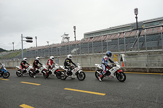 17時よりロードコースでの走行練習。