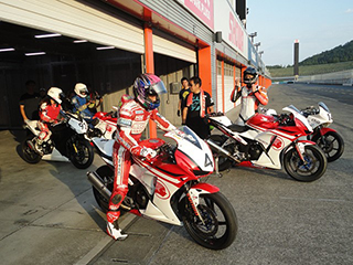 夕方、本日のまとめとして、ロードコースでの走行練習。終礼では、長い時間をかけて、親御さんにライディング状態の説明をして終了しました。