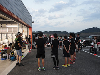夕方、本日のまとめとして、ロードコースでの走行練習。終礼では、長い時間をかけて、親御さんにライディング状態の説明をして終了しました。