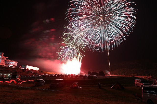 オートポリスで1万発の打ち上げ花火！「天空 de HANABI