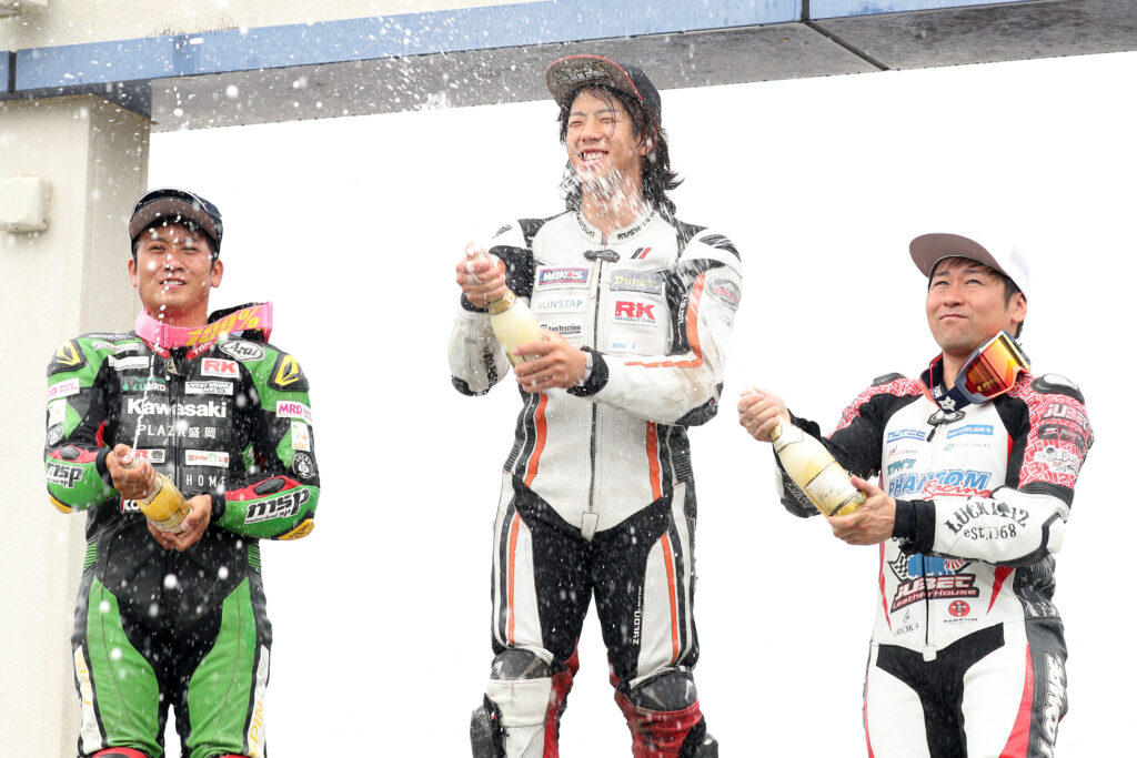 S1 PROの表彰台。両レースとも沖勇也、小原堅斗、五十住洋佑の順となった