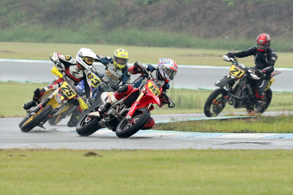 S2レース2の接戦を制して総合優勝した高津戸義彦